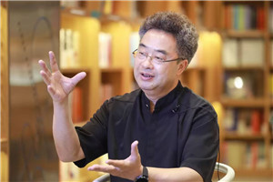 小說：獲獎作品《方一禾，快跑》作者：祁智         獲獎感言我小的時候，父親在外地做教師，我和媽媽生活在鄉(xiāng)下。媽媽身體很差。經(jīng)常救護車突然呼嘯而來又呼嘯而去，把媽媽接走了。過幾天，救護車又突然呼嘯而來、呼嘯而去。下午放學(xué)回家，我看到媽媽躺在床上，虛弱得像一張紙。