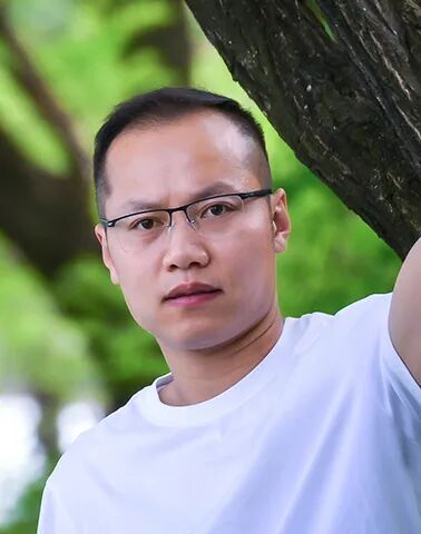   范墩子     西安市文學藝術(shù)創(chuàng)作研究室專業(yè)作家。在《人民文學》《江南》《青年作家》《滇池》等期刊發(fā)表近百萬字，已出版《抒情時代》《虎面》《我從未見過麻雀》《去貝加爾》《小說便條》等作品。曾獲陜西青年文學獎、《滇池》文學獎最佳小說獎、長安散文獎等。