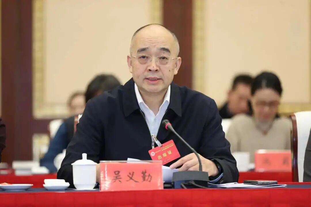 中國作協(xié)黨組成員、副主席、書記處書記吳義勤主持第一次全體會議