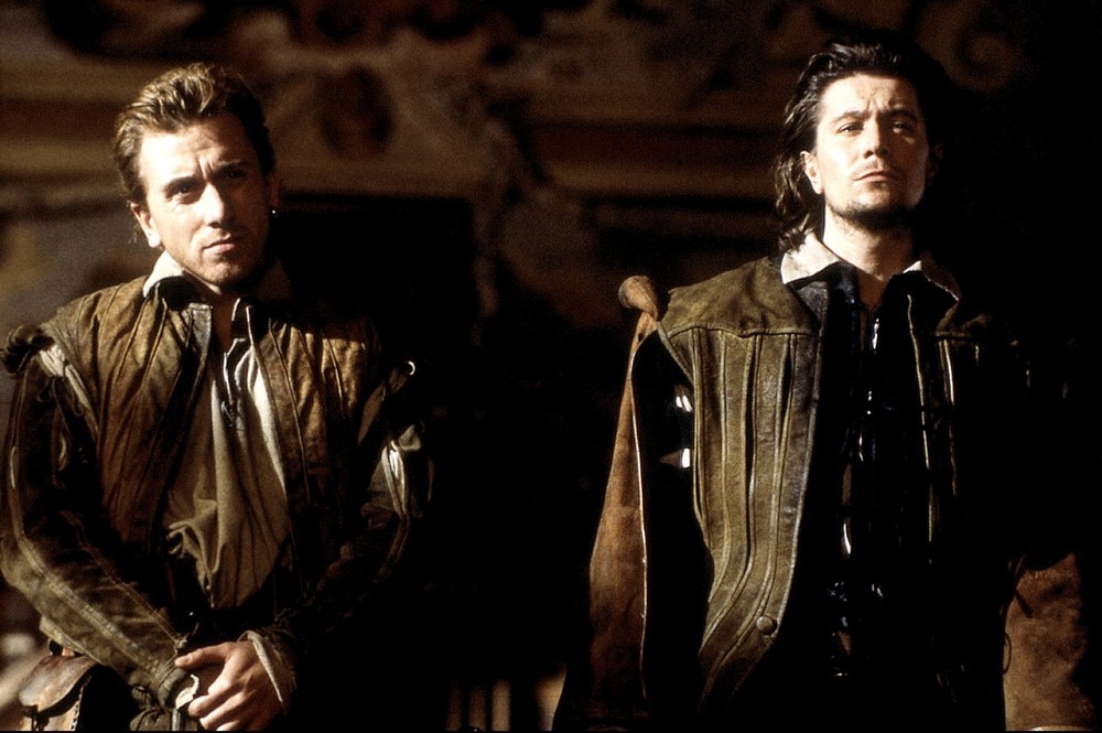 電影《君臣人子小命嗚呼》由蒂姆·羅斯和加里·奧德曼主演。