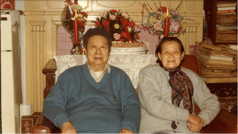 施蟄存與陳慧華結婚六十年紀念合影，1988年12月2日。