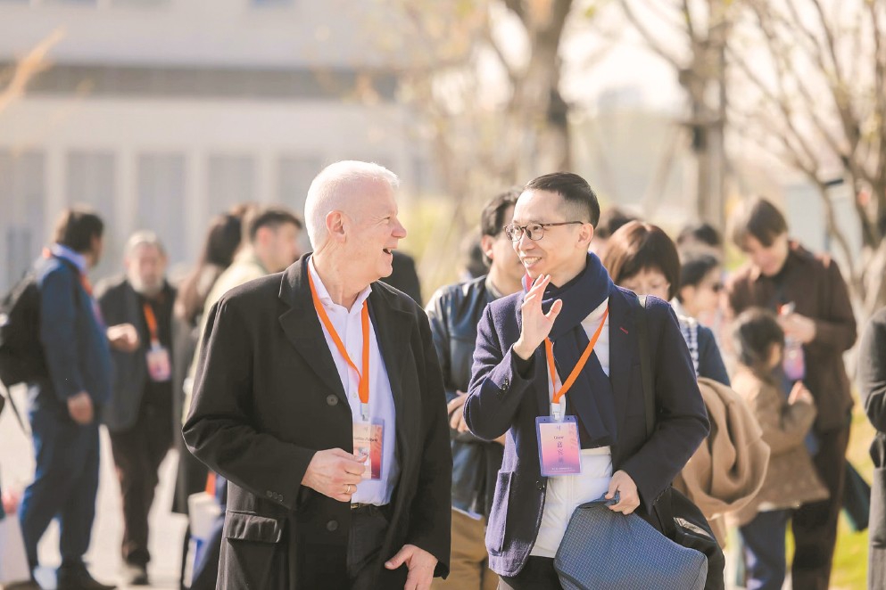 中外詩人在活動現(xiàn)場對話交流。（受訪方供圖）