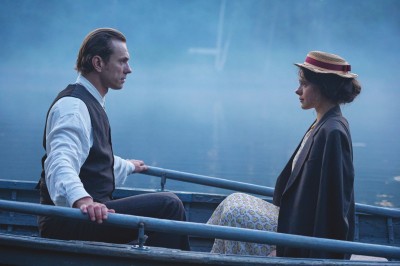 亞歷山大·戈爾巴托夫和達里婭·庫卡爾斯基赫在葉戈爾·孔恰洛夫斯基導(dǎo)演的電影《飛行家》中分別扮演男女主人公因諾肯季和阿納斯塔西婭。大書獎得主葉夫根尼·沃多拉茲金的小說原著出版于2016年，漢語譯本今年夏天在中國上市。