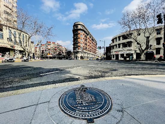 上海著名建筑地標、30度夾角的武康大樓就是一樓一“套餐”的樣本。