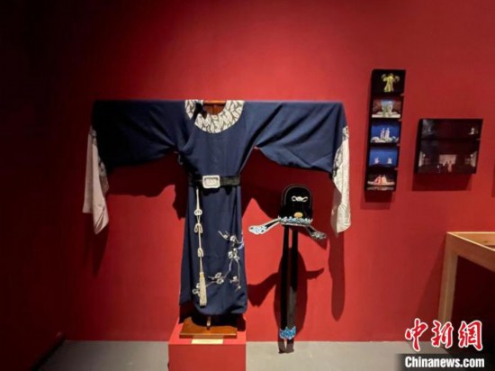現(xiàn)場(chǎng)展出的戲服?！⊥τ?攝