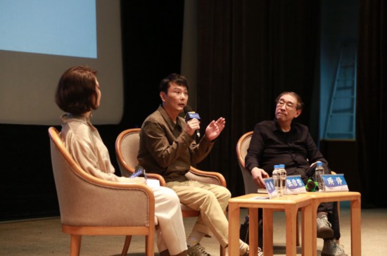 上圖講座現場，左起依次是主持沈祎；歌手、收藏家張信哲；復旦大學新聞學院教授顧錚。