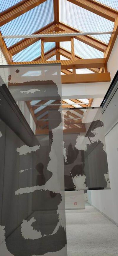 展覽現(xiàn)場(chǎng)，日本書法家井上有一的書法在長(zhǎng)廊以大尺幅畫布展示。