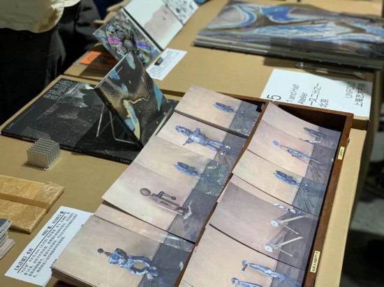 UNFOLD書展上，“一又二分之一”帶來(lái)藝術(shù)創(chuàng)作者小龍花的作品。