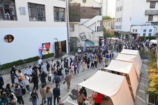 周末，UNFOLD書展為M50帶來(lái)高流量的人群。