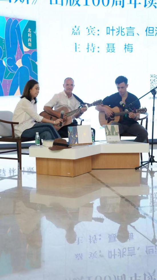 南京愛爾蘭酒吧的掌柜攜友人現(xiàn)身現(xiàn)場進(jìn)行演唱