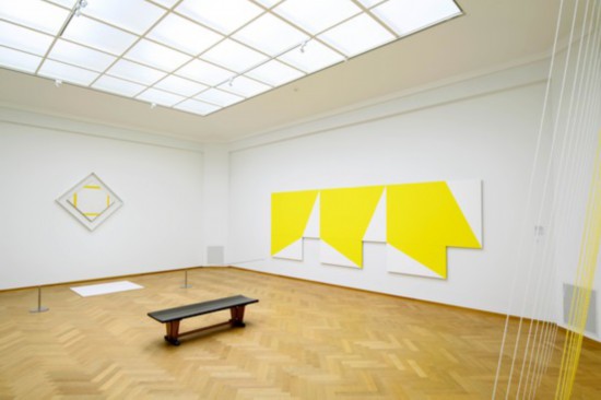 海牙藝術(shù)博物館“移動(dòng)的蒙德里安”展覽現(xiàn)場(chǎng)，蒙德里安作品與當(dāng)代藝術(shù)家作品并陳。