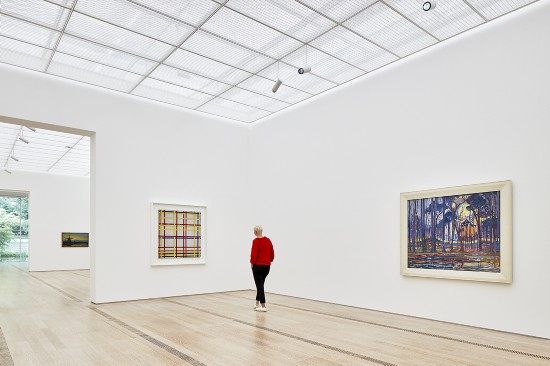 貝耶勒基金會(huì)“蒙德里安的進(jìn)化”展覽現(xiàn)場(chǎng)，《歐勒附近的樹(shù)林》(1908年》和《紐約城一號(hào)》（1941年）配對(duì)展出。