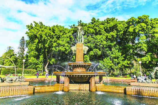 海德公園最美麗的風景是阿奇伯德噴泉。這座噴泉是為了紀念第一次世界大戰(zhàn)期間法澳聯(lián)盟而建的。碧波蕩漾的水池中，一座座雕塑講述著希臘神話故事 阿奇伯德噴泉