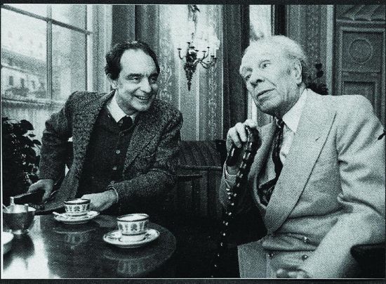 卡爾維諾生于1923年10月15日，如今已被公認為20世紀最有影響力的意大利小說家，并且與博爾赫斯、馬爾克斯一樣，同享“作家中的作家”之盛譽，其作品敘事精巧、風(fēng)格輕盈，猶如繁復(fù)的迷宮，充溢著哲理與智性，給人以眼花繚亂、應(yīng)接不暇之感。圖為卡爾維諾（左）與博爾赫斯（右）在羅馬艾克塞西爾酒店的合影。（圖片由譯林出版社提供）