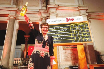 多納泰拉·迪彼得蘭托尼奧在第78屆女巫獎的最后一次計票后成為大獎得主。她身后黑板上的第二行顯示《脆弱的時代》以189票勝出。女巫獎圖片