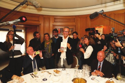 聞知獲獎(jiǎng)后按例趕來與菲利普·克洛代爾（左二）等眾評(píng)委同席的作家卡邁勒·達(dá)烏德（中）。攝影：奧利維耶·迪翁