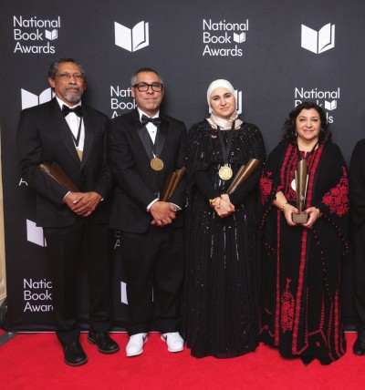 2024年美國全國圖書獎的四位原創(chuàng)作品獎得主。左起：小說獎得主珀西瓦爾·埃弗里特、非小說獎得主賈森·德·萊昂、青少年文學獎得主希法·薩勒塔吉·薩法迪和詩歌獎得主萊娜·哈拉夫·圖法哈。全國圖書基金會圖片
